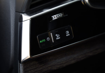 Подержанный автомобиль Audi Q8 2018 года (28 фото)