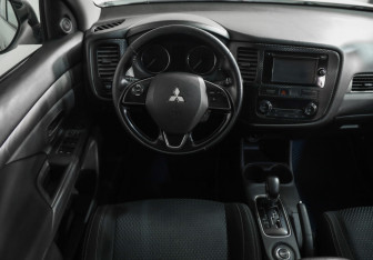 Подержанный автомобиль Mitsubishi Outlander 2016 года (10 фото)