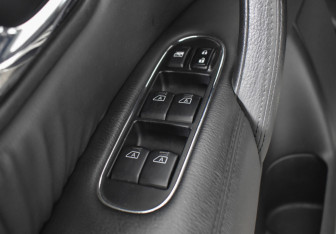 Подержанный автомобиль Infiniti QX56 2011 года (23 фото)