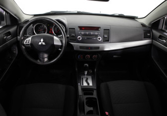 Подержанный автомобиль Mitsubishi Lancer Sedan 2010 года (7 фото)