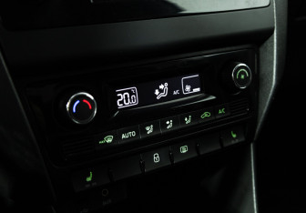 Подержанный автомобиль Skoda Rapid Liftback 2015 года (15 фото)