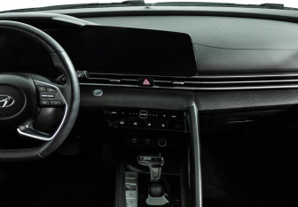 Подержанный автомобиль Hyundai Elantra Sedan 2021 года (14 фото)