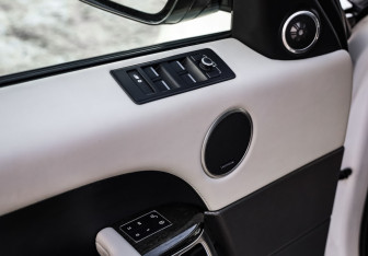 Подержанный автомобиль Land Rover Range Rover Sport 2016 года (23 фото)