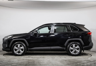 Подержанный автомобиль Toyota RAV4 2021 года (8 фото)