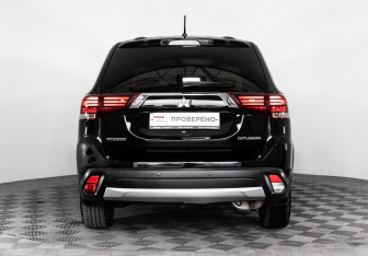 Подержанный автомобиль Mitsubishi Outlander 2016 года (6 фото)