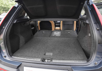 Подержанный автомобиль Volvo XC40 2021 года (35 фото)