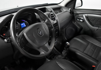 Подержанный автомобиль Renault Duster 2017 года (9 фото)