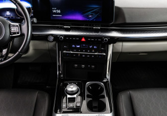 Подержанный автомобиль Kia Carnival 2021 года (13 фото)