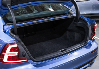 Подержанный автомобиль Volvo S60 2019 года (24 фото)