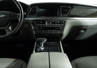 Подержанный автомобиль Genesis G80 2019 года (14 фото)