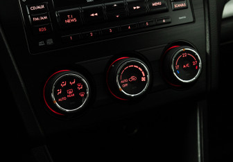 Подержанный автомобиль Subaru XV 2012 года (15 фото)