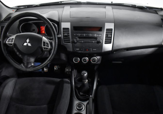 Подержанный автомобиль Mitsubishi Outlander 2008 года (15 фото)