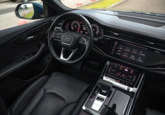 Подержанный автомобиль Audi Q8 2018 года (10 фото)