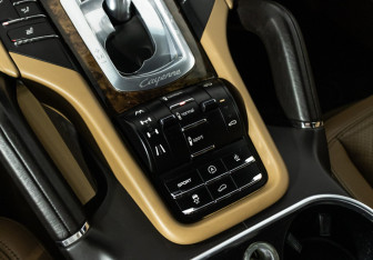 Подержанный автомобиль Porsche Cayenne 2011 года (23 фото)