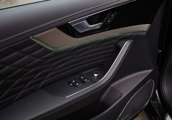 Подержанный автомобиль Hongqi HS5 2024 года (13 фото)