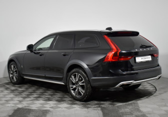 Подержанный автомобиль Volvo V90 Cross Country 2017 года (7 фото)