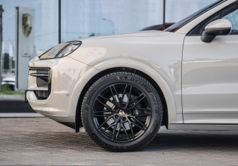 Подержанный автомобиль Porsche Cayenne 2025 года (10 фото)