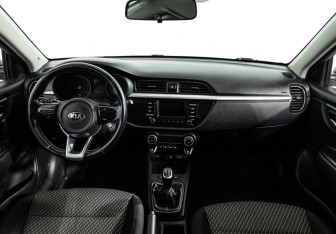 Подержанный автомобиль Kia Rio Sedan 2017 года (13 фото)