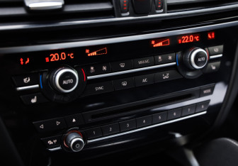 Подержанный автомобиль BMW X6 2017 года (18 фото)