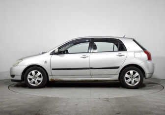 Подержанный автомобиль Toyota Corolla Hatchback 2003 года (8 фото)
