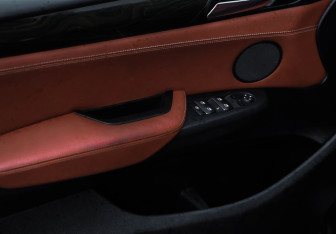 Подержанный автомобиль BMW X3 2012 года (24 фото)