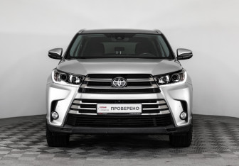 Подержанный автомобиль Toyota Highlander 2019 года (2 фото)