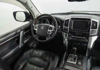 Подержанный автомобиль Toyota Land Cruiser Suv 2013 года (9 фото)