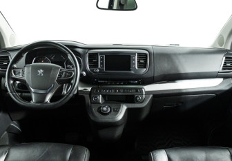 Подержанный автомобиль Peugeot Traveller 2018 года (13 фото)