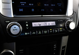 Подержанный автомобиль Toyota Land Cruiser Prado 2013 года (19 фото)