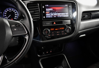 Подержанный автомобиль Mitsubishi Outlander 2019 года (14 фото)