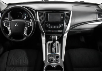 Подержанный автомобиль Mitsubishi Pajero Sport 2017 года (16 фото)