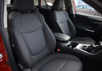 Подержанный автомобиль Toyota RAV4 2021 года (24 фото)