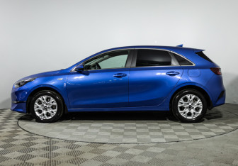 Подержанный автомобиль Kia Ceed Hatchback 2022 года (8 фото)