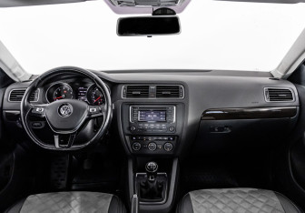 Подержанный автомобиль Volkswagen Jetta Sedan 2015 года (10 фото)