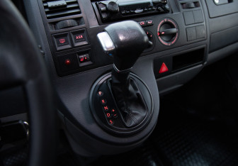 Подержанный автомобиль Volkswagen Transporter Minivan 2005 года (15 фото)