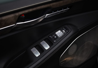 Подержанный автомобиль Genesis G90 2020 года (15 фото)