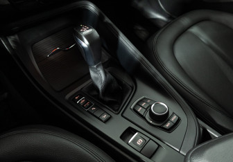 Подержанный автомобиль BMW X1 2015 года (18 фото)
