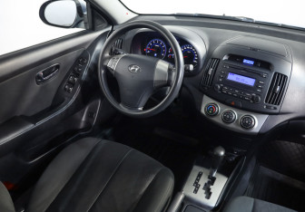 Подержанный автомобиль Hyundai Elantra Sedan 2010 года (8 фото)