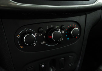 Подержанный автомобиль Renault Logan Sedan 2018 года (15 фото)