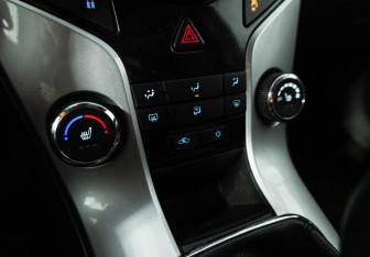 Подержанный автомобиль Chevrolet Cruze Hatchback 2013 года (15 фото)