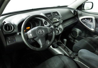 Подержанный автомобиль Toyota RAV4 2008 года (11 фото)