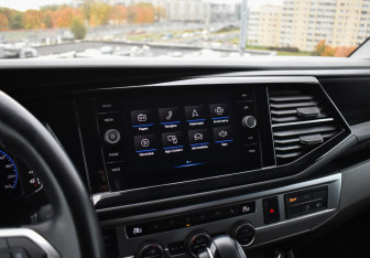 Подержанный автомобиль Volkswagen Caravelle 2021 года (11 фото)