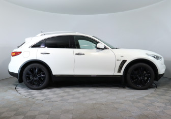 Подержанный автомобиль Infiniti QX70 2013 года (4 фото)