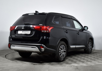 Подержанный автомобиль Mitsubishi Outlander 2022 года (5 фото)