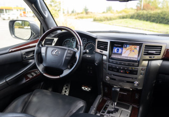 Подержанный автомобиль Lexus LX 2014 года (12 фото)