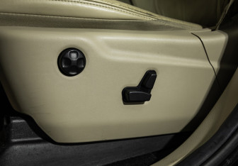 Подержанный автомобиль Jeep Grand Cherokee 2012 года (21 фото)