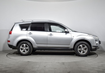 Подержанный автомобиль Peugeot 4007 2008 года (4 фото)