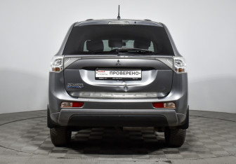 Подержанный автомобиль Mitsubishi Outlander 2013 года (6 фото)