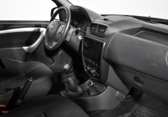 Подержанный автомобиль Nissan Terrano 2014 года (13 фото)