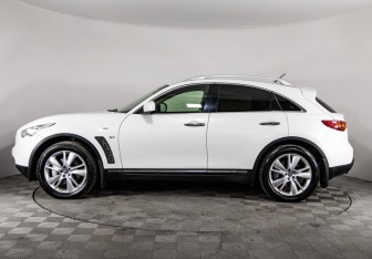 Подержанный автомобиль Infiniti QX70 2013 года (8 фото)